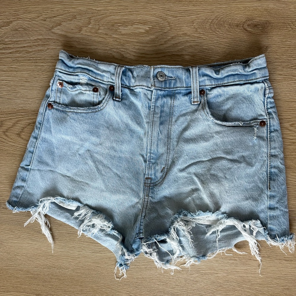 Abercrombie & Fitch- light wash The Mom Short (high rise)